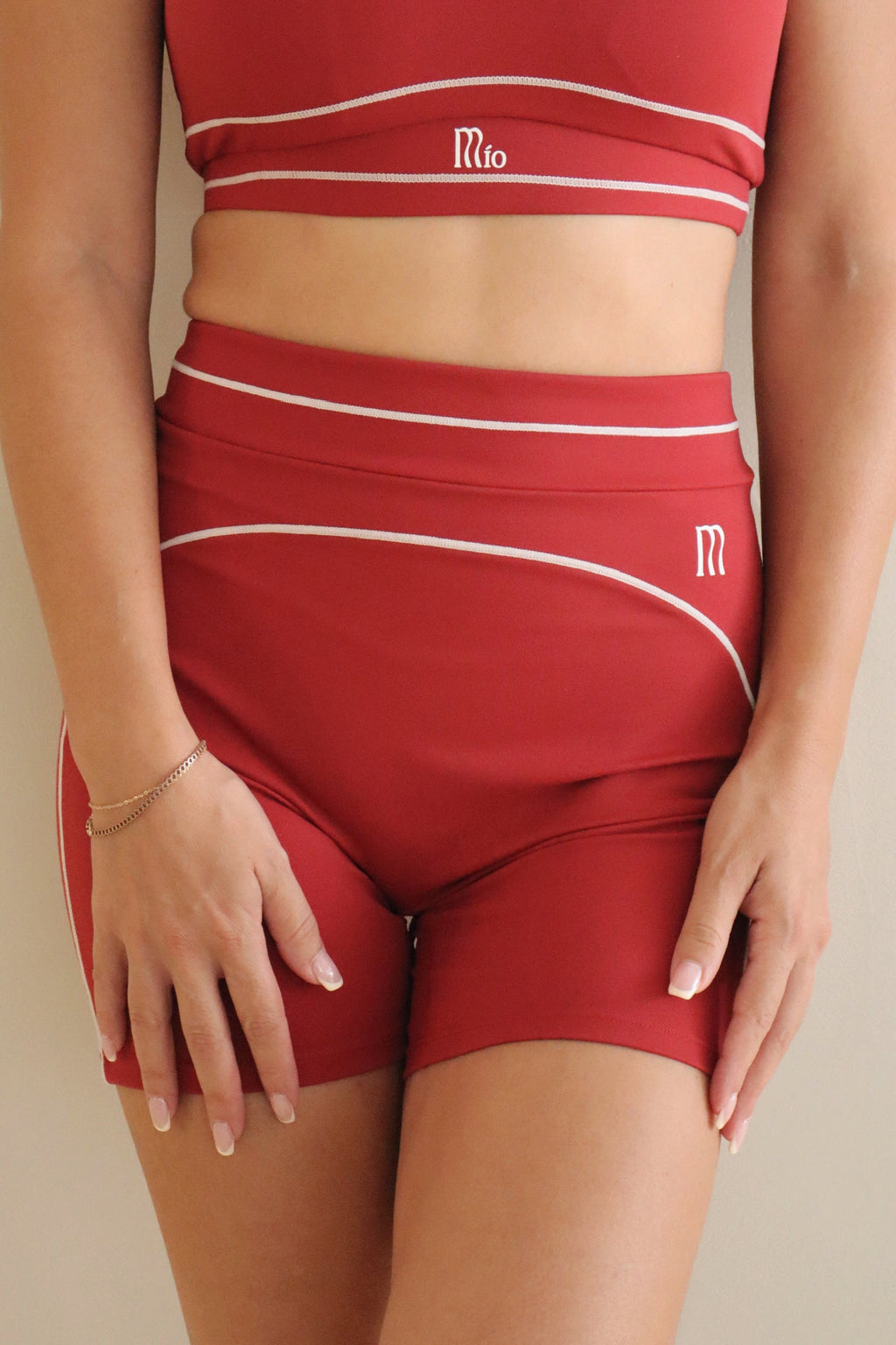 Mío Short Cherry Red